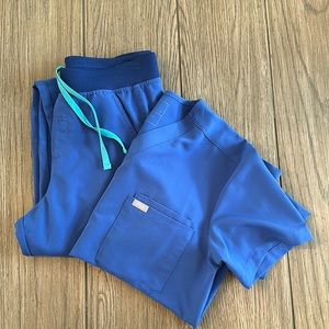 Mens Figs scrubs. Royal blue (don’t remember actual name). Size Small. Full Set